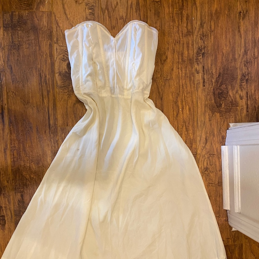 Vintage 1940s dress slip in cream.